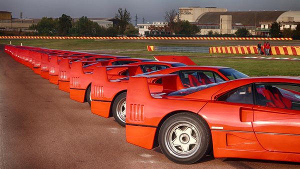 40 Ferrari F40 μάγεψαν την Ιταλία σε περιοδεία τους (video)