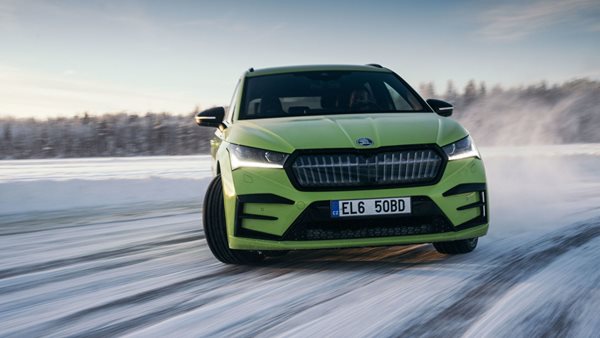 To Skoda Enyaq RS iV έκανε ρεκόρ drift στον πάγο