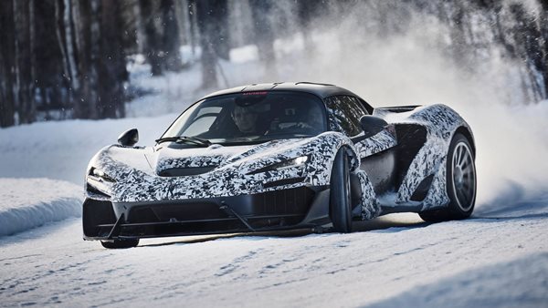 Δείτε την McLaren W1 να ντριφτάρει στο χιόνι (video)