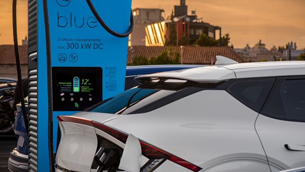ΔΕΗ blue: 500 ταχυφορτιστές σε πάνω 3.000 σημεία στην Ελλάδα