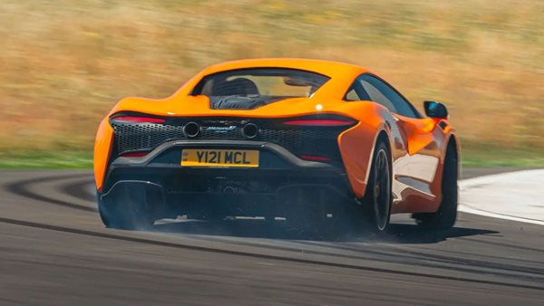 Οδηγούμε την υβριδική McLaren Artura των 680 ίππων