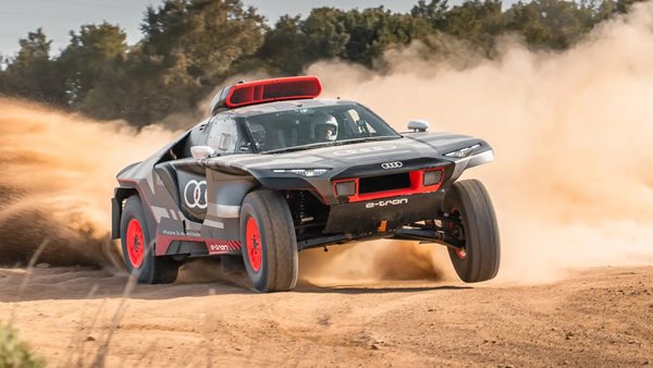 Audi RS Q e-tron: "Ηλεκτροπληξία" με βενζίνη στην έρημο