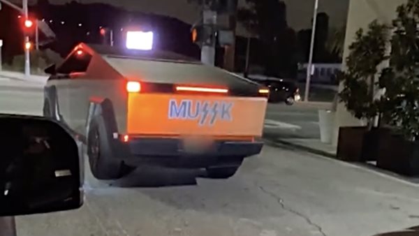 Τι είναι οι Cybertruck Hunters που έγιναν viral σε λίγες μέρες (video)