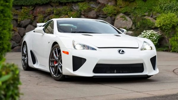 Στο σφυρί σπάνιο Lexus LFA με ελάχιστα χιλιόμετρα στο κοντέρ