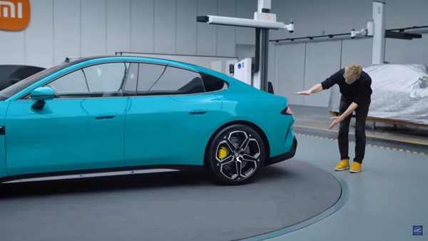 O Chris Bangle εγκρίνει το σχεδιασμό του Xiaomi SU7 και αυτό είναι πολύ σημαντικό