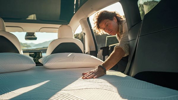 Δες πως μπορείς να κοιμάσαι άνετα μέσα στο Tesla Model Y