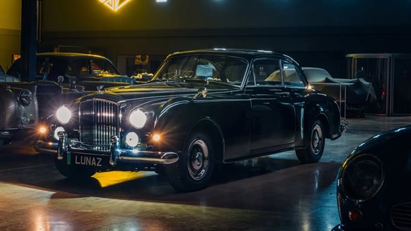 Μια ηλεκτρική Bentley S2 Restomod στους δρόμους του Λονδίνου
