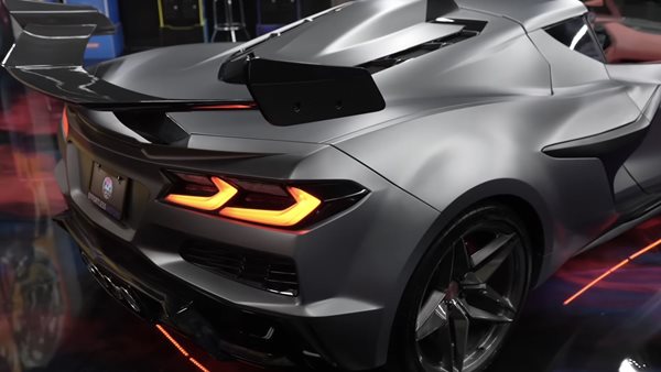 Δείτε τι έκανε ο Shaquille O'Neal για να χωρέσει στην Corvette Z06 που αγόρασε