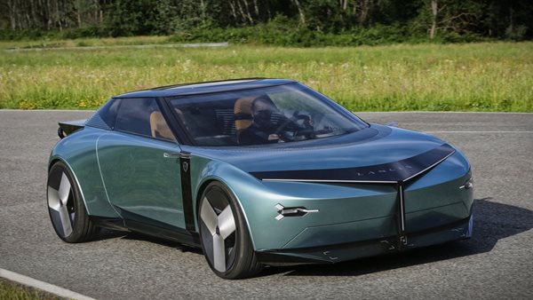 Οδηγώντας την ηλεκτρική Lancia Pu+Ra HPE με ξεναγό τoν CEO της φίρμας (video+εικόνες)