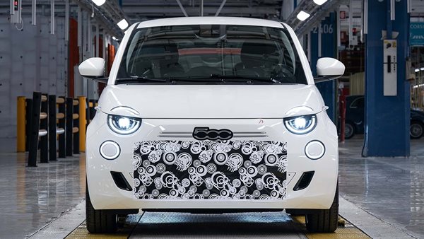 Η επιστροφή έκπληξη του θερμικού Fiat 500 (video)