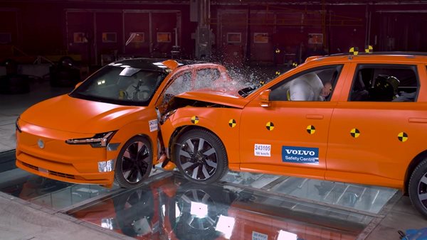 Volvo EX90 εναντίον EX30: Τι συνέβη όταν το μεγάλο SUV συγκρούστηκε με το μικρό (video)