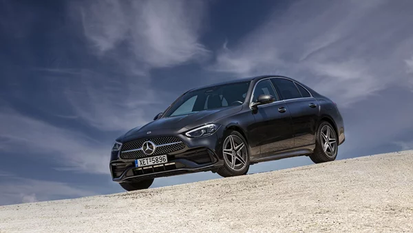 Mercedes-Benz C 300 e PHEV: O τρίτος δρόμος