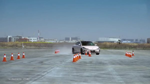 Το IM L6 περνάει το τέστ ταράνδου χωρίς οδηγό και με υψηλή δεξιοτεχνία