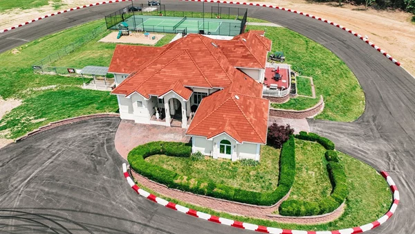 Αυτή η ενοικιαζόμενη έπαυλη έχει δική της πίστα αγώνων