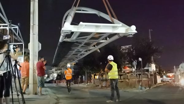 Χαϊδάρι: Δείτε πώς τοποθετήθηκε η μεγάλη πεζογέφυρα σε ένα βράδυ