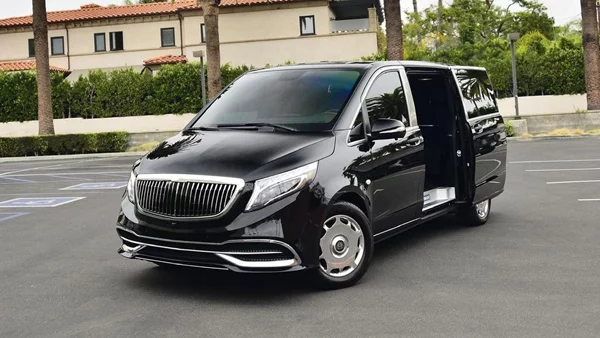 Πόσο κοστίζει η Mercedes Maybach V-Class της Kim Kardashian (εικόνες)