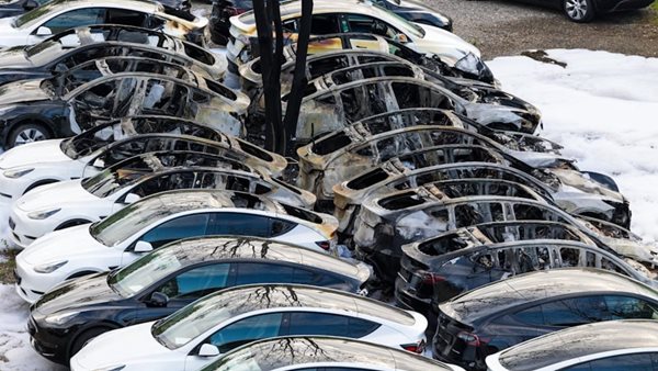 Τρομοκρατική ενέργεια: Έκαψαν 15 αυτοκίνητα Tesla-ποιος ανέλαβε την ευθύνη