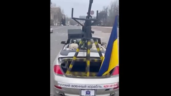 Ουκρανία: Κάποιος έβαλε αντιαεροπορικό πολυβόλο σε BMW 6 cabrio (video)