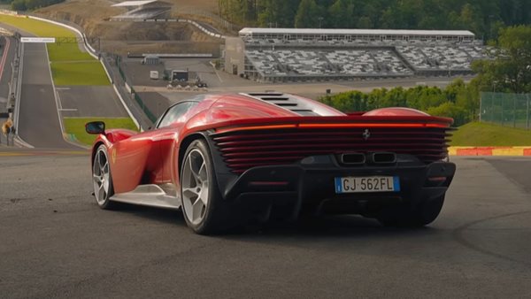 Στο τιμόνι της υπερδύναμης Ferrari Daytona SP3