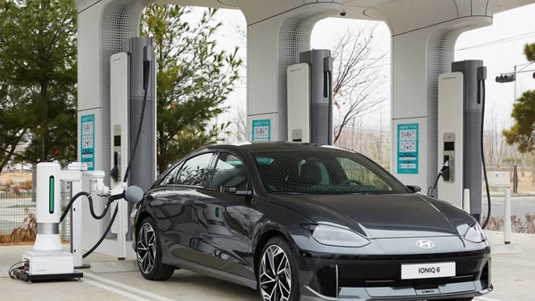 Σύντομα τα Hyundai θα τα φορτίζει ένα ρομπότ