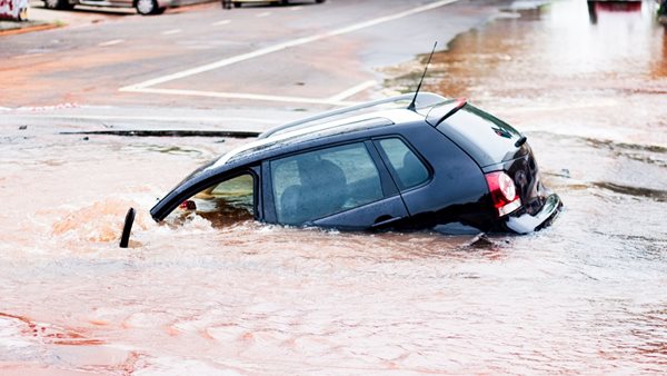 Τι πρέπει να κάνεις αν πέσεις με το αυτοκίνητο στο νερό