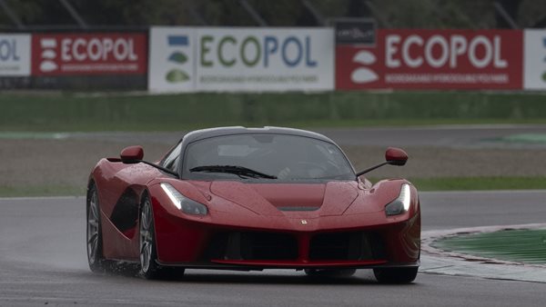 Δείτε για πρώτη φορά τη νέα Ferrari F80 των 1.200 ίππων στην πίστα (video)