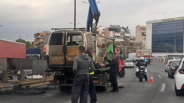 Φωτιά σε αυτοκίνητο προκάλεσε το πρωινό χάος στον Κηφισό (αποκλειστικές εικόνες)