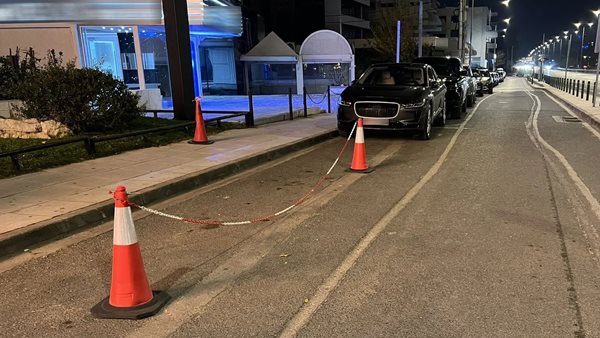 Η αστυνομία "καθαρίζει" παράνομα πάρκινγκ νυχτερινών κέντρων στην Αθήνα με συλλήψεις παρκαδόρων (video)
