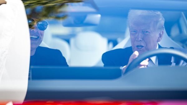 Ο Τραμπ έβαλε νέους δασμούς 25% σε όλα τα αυτοκίνητα εκτός ΗΠΑ