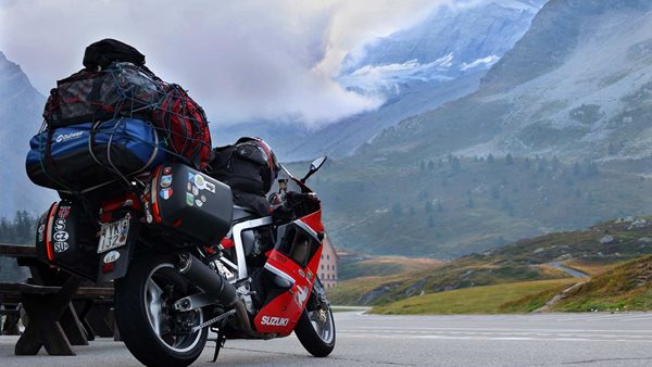 Μεγάλο οδοιπορικό: Πώς ταξιδεύεις στην Ευρώπη με μια Suzuki GSX-R 1100, μια μοτοσικλέτα 33 ετών