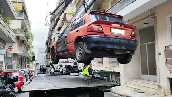 Γιατί ο Δήμος Αθηναίων σηκώνει αυτοκίνητα;