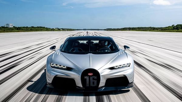Bugatti Chiron Super Sport εναντίον διαστημικού λεωφορείου