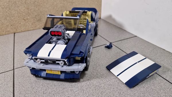 Video: Μια Ford Mustang διαλύεται σε crash test. Ήρεμα είναι Lego