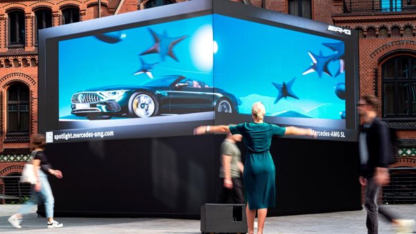 Μια πρωτότυπη διαφήμιση της Mercedes με διαδραστική 3D οθόνη