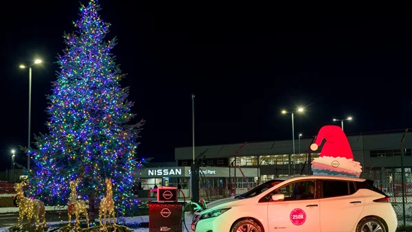 Ένα Leaf φωτίζει το Χριστουγεννιάτικο δέντρο της Nissan στο Sunderland