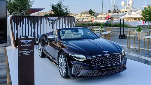Η απίθανη Bentley Continental GTC Mulliner στην Αθηναϊκή Ριβιέρα