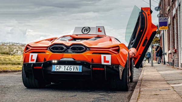 Πώς είναι να δίνεις εξετάσεις οδήγησης με Lamborghini Revuelto 1.000 ίππων