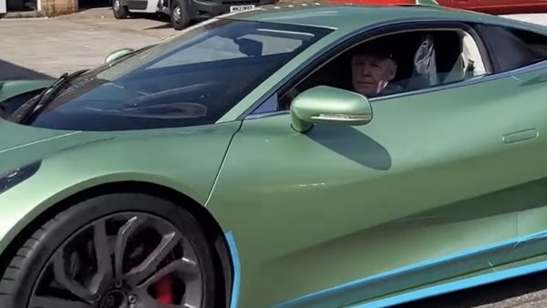 Δείτε τον 71χρονο Ian Callum να οδηγεί την Jaguar C-X75 που σχεδίασε ο ίδιος