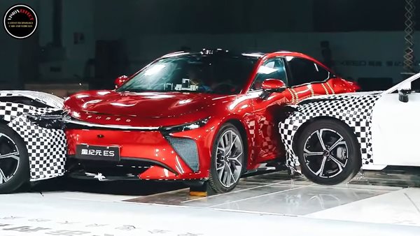 Τι συμβαίνει σε ένα τριπλό crash test ηλεκτρικών αυτοκινήτων (video)