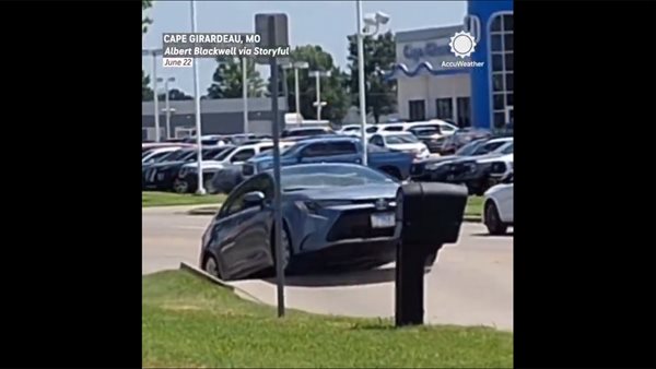 Έσκασε δρόμος λόγω καύσωνα-σώθηκε από θαύμα οδηγός (Video)