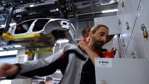 Και όμως ο Adrien Brody έπιασε δουλειά στο εργοστάσιο της Porsche (video)
