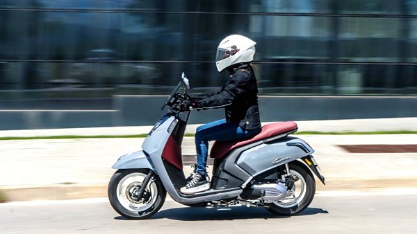 Gemini Gemma 125: Νέο ευέλικτο και προσιτό scooter με δίπλωμα αυτοκινήτου