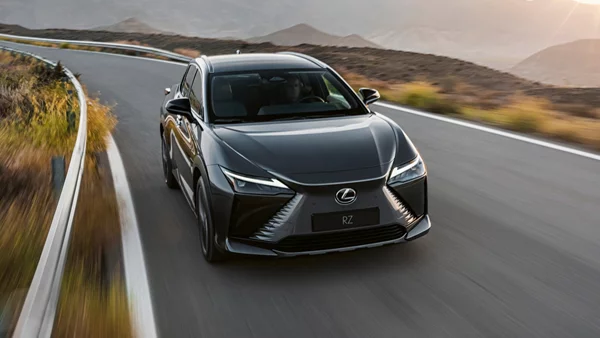 Το Lexus RZ450e παίζει σε ταινία πριν βγει στο δρόμο