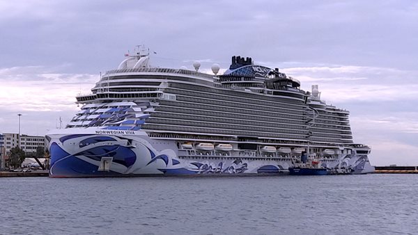 Στον Πειραιά το κρουαζιερόπλοιο με πίστα αγώνων στο κατάστρωμα