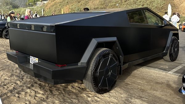 Τι ακριβώς συμβαίνει με το Tesla Cybertruck και την "απαγόρευση πώλησης για ένα χρόνο"