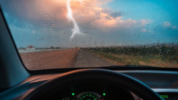 Κινδυνεύεις αν χτυπήσει κεραυνός το αυτοκίνητο; Τι πρέπει να ξέρεις