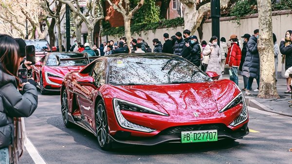 Οδηγός του Yangwang U9 πήρε κλήση γιατί "χόρευε" στη μέση του δρόμου (video)