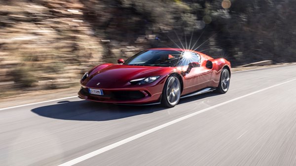 Συνοδηγός σε Ferrari 296 GTB με οδηγό τον Carlos Sainz