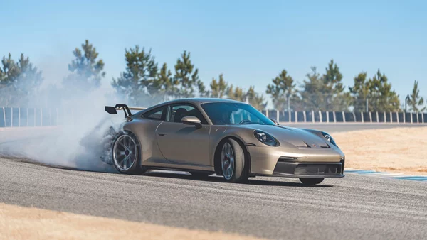 Δείτε πώς φτιάχνεται μια Porsche 911 GT3