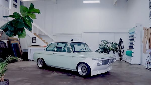 Αυτή η Restomod BMW 1602 είναι όλη από ανθρακονήματα